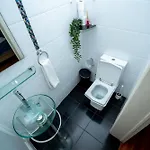 Large 3-bedroom 2 Bathroom Apartment, Multiple Bathrooms, Prime Location Διαμέρισμα