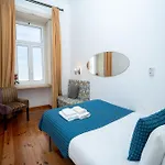 Large 3-bedroom 2 Bathroom Apartment, Multiple Bathrooms, Prime Location شقة *