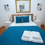 Large 3-bedroom 2 Bathroom Apartment, Multiple Bathrooms, Prime Location Διαμέρισμα