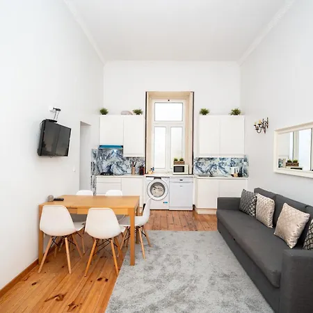 Large 3-bedroom 2 Bathroom Apartment, Multiple Bathrooms, Prime Location דירה