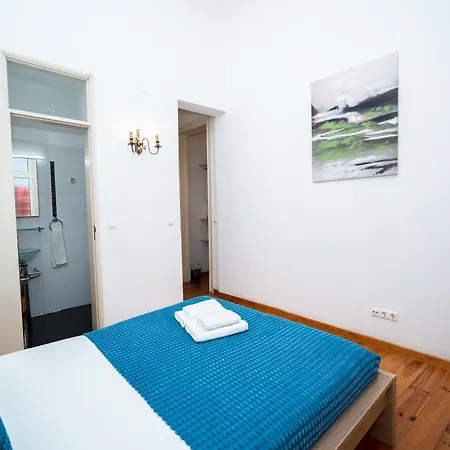 Large 3-bedroom 4 Double Bed 2 Bathroom Apartment, Prime Location Apartment *