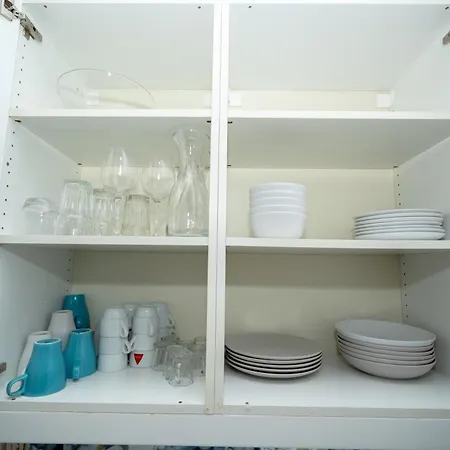 Large 3-bedroom 2 Bathroom Apartment, Multiple Bathrooms, Prime Location דירה *