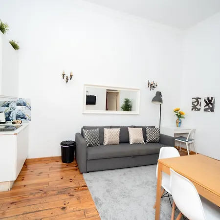 דירה Large 3-bedroom 2 Bathroom Apartment, Multiple Bathrooms, Prime Location *