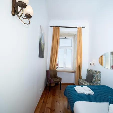 Large 3-bedroom 2 Bathroom Apartment, Multiple Bathrooms, Prime Location דירה *