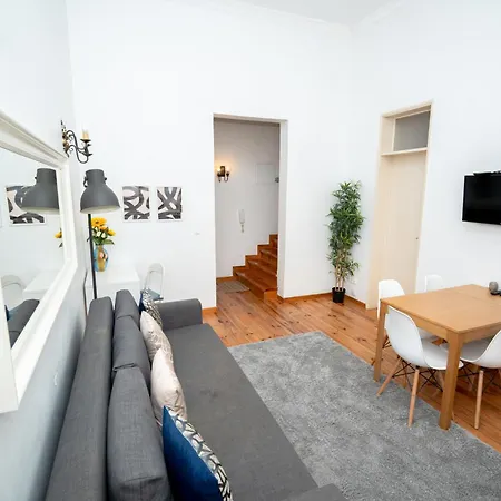Large 3-bedroom 2 Bathroom Apartment, Multiple Bathrooms, Prime Location דירה ליסבון