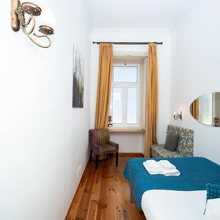 Large 3-bedroom 2 Bathroom Apartment, Multiple Bathrooms, Prime Location ליסבון