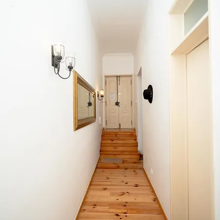 Large 3-bedroom 2 Bathroom Apartment, Multiple Bathrooms, Prime Location דירה *