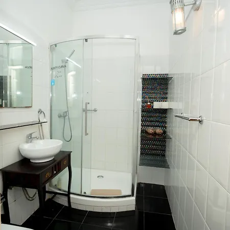 Large 3-bedroom 2 Bathroom Apartment, Multiple Bathrooms, Prime Location *