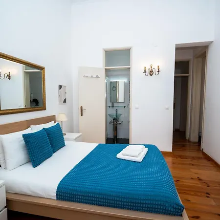 Large 3-bedroom 2 Bathroom Apartment, Multiple Bathrooms, Prime Location * ליסבון