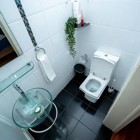 Large 3-bedroom 2 Bathroom Apartment, Multiple Bathrooms, Prime Location דירה