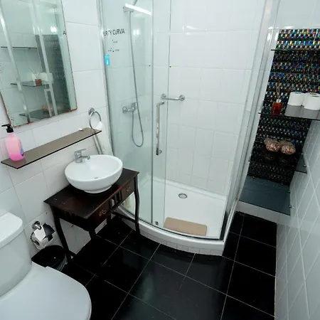 Large 3-bedroom 2 Bathroom Apartment, Multiple Bathrooms, Prime Location דירה