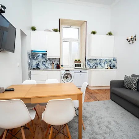 Large 3-bedroom 2 Bathroom Apartment, Multiple Bathrooms, Prime Location דירה *