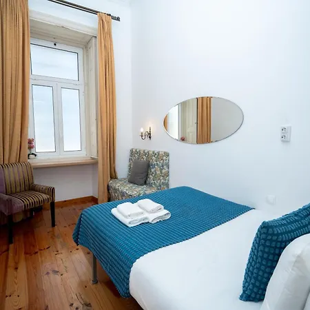 Large 3-bedroom 2 Bathroom Apartment, Multiple Bathrooms, Prime Location דירה *