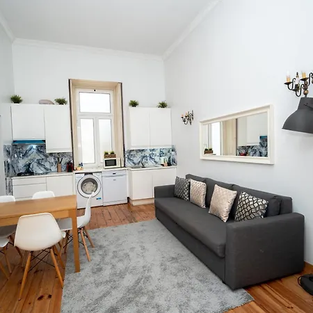 Large 3-bedroom 2 Bathroom Apartment, Multiple Bathrooms, Prime Location