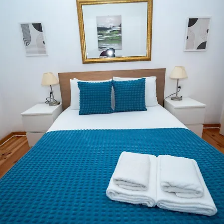 Large 3-bedroom 2 Bathroom Apartment, Multiple Bathrooms, Prime Location דירה