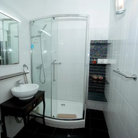 Large 3-bedroom 2 Bathroom Apartment, Multiple Bathrooms, Prime Location Appartement *