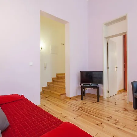 Centerl 3 Bedroom Comfort Apartment *
